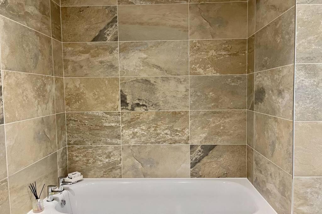 Lavender Apartment - Spacious Apartment Close To The Beach 딜 외부 사진