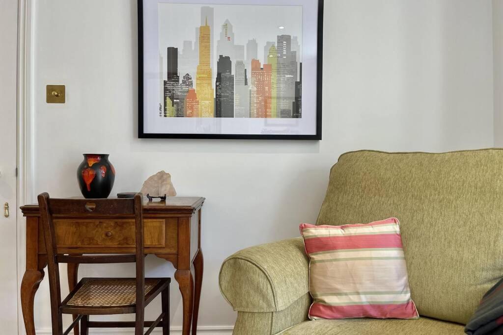 Lavender Apartment - Spacious Apartment Close To The Beach 딜 외부 사진