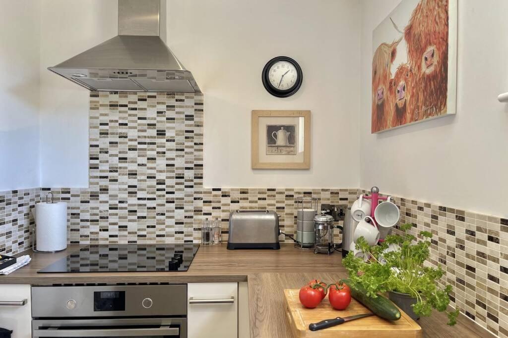 Lavender Apartment - Spacious Apartment Close To The Beach 딜 외부 사진