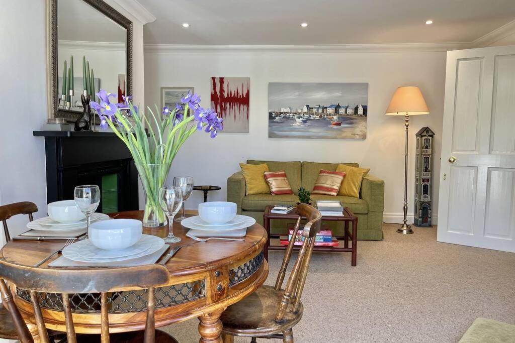 Lavender Apartment - Spacious Apartment Close To The Beach 딜 외부 사진