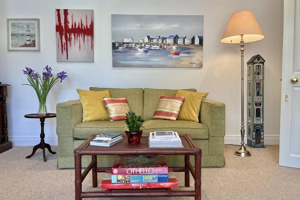 Lavender Apartment - Spacious Apartment Close To The Beach 딜 외부 사진