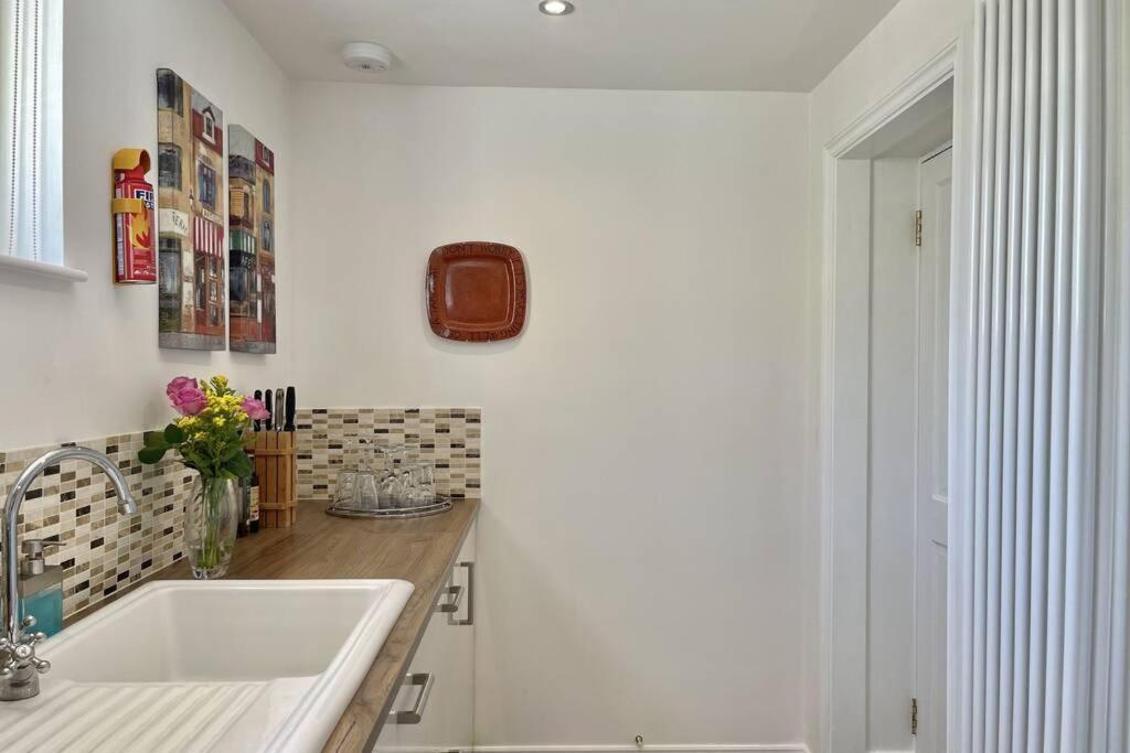 Lavender Apartment - Spacious Apartment Close To The Beach 딜 외부 사진